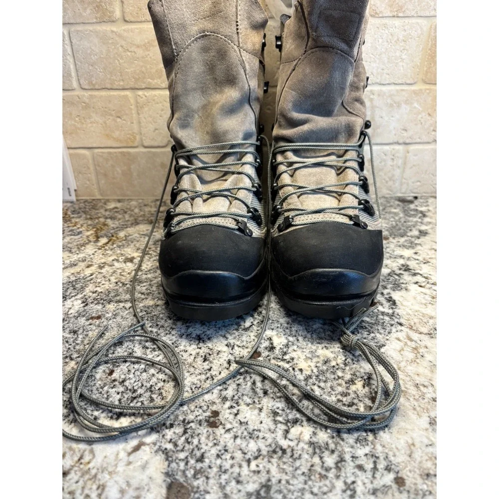 Men's 9.5 R black and gray Bates Tora Bora Alpine hiking/mountain combat hike